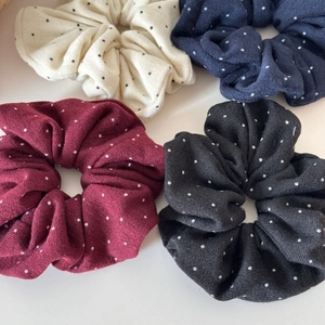 Primo piano dettagliato di elastici per capelli a pois in quattro colori classici