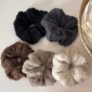 Lot de 5 chouchous géants en peluche marron présentés dans un décor chaleureux