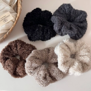 Cinq chouchous en peluche aux couleurs neutres pour une coiffure élégante et douce