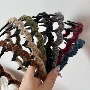 Winter wavy headband set wrapped in colorful wool yarn with toothed grip for women