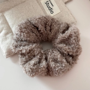 Gros plan d'un gros chouchou en peluche marron café avec texture douce en fourrure
