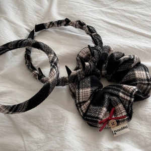 Set including plaid headband with spikes and hair scrunchie with wooden button