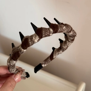 Detail of brown plaid fabric headband showing wave teeth and non-slip texture
