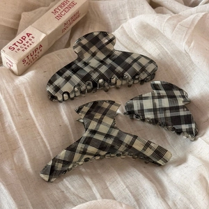 Three-piece checkered hair claw set in black and white acetate on beige cotton fabric