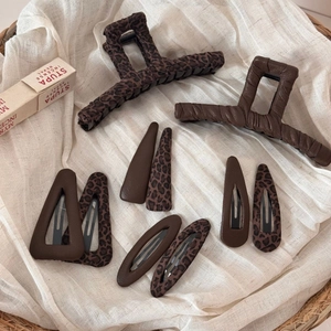 Ensemble de pinces à cheveux élégantes marron foncé et motif léopard sur tissu blanc
