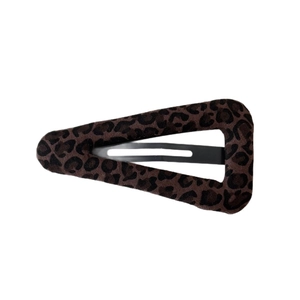 Barrette à cheveux triangle motif léopard marron avec texture floquée et base métallique