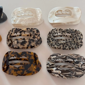 Pinces à cheveux cœur évidé en acétate avec six motifs comme marbre et écaille de tortue