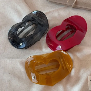 Lot de 3 pinces à cheveux en forme de cœur en acétate, coloris noir, rouge et jaune gingembre