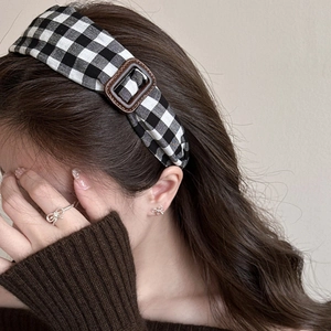 Vue détaillée du bandeau à carreaux vichy noir et blanc avec boucle en cuir marron