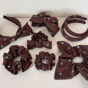 Détail de chouchous en tissu marron café à pois bleus et design avec nœud papillon