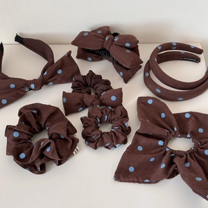 Lot d'accessoires cheveux marron à pois bleus avec chouchous et bandeaux en tissu
