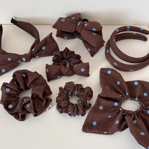 Détails d'accessoires à cheveux marrons à pois comprenant des nœuds et des chouchous