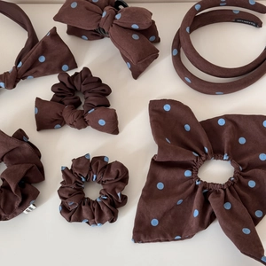 Set d'accessoires cheveux marron à pois avec serre-tête et chouchou à nœud