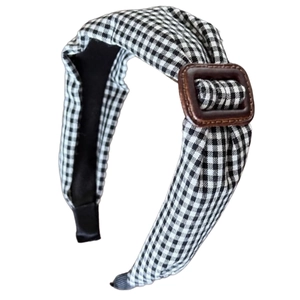 Serre-tête vintage à carreaux noir et blanc avec boucle marron sur fond blanc pur