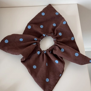 Détail du chouchou à pois marron café avec tissu doux et bande élastique robuste