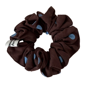 Chouchou marron double épaisseur à pois bleus avec nœud en tissu pour queue de cheval