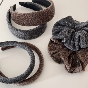 Ensemble détaillé de serre-têtes en velours léopard et chouchous assortis en marron et gris