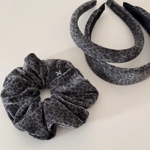 Ensemble serre-tête et chouchou en velours à imprimé léopard gris foncé rembourré
