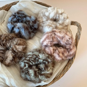 Lot de 5 chouchous en peluche aux couleurs d'automne dans un panier en osier tissé