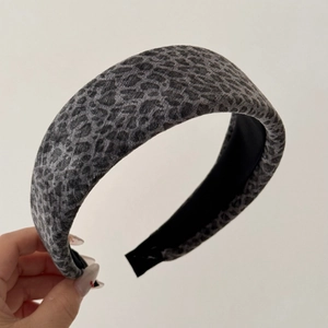 Gros plan détaillé d'un serre-tête large à motif léopard avec une texture en velours