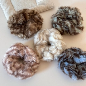 Lot de cinq chouchous de luxe en fausse fourrure aux couleurs d'automne et motifs variés
