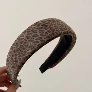 Détail d'un serre-tête léopard vintage en velours avec rembourrage épais et doublure antidérapante