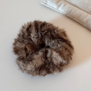 Gros plan détaillé d'un chouchou en fausse fourrure marron douce pour l'hiver