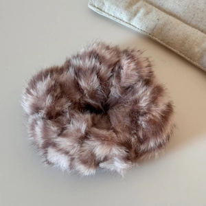 Gros plan d'un chouchou en peluche extensible avec texture douce et motif léopard