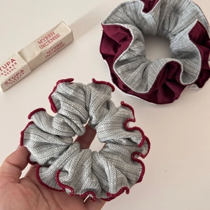 Chic grey knit scrunchie set with wine red ruffled edges for autumn hair styling
