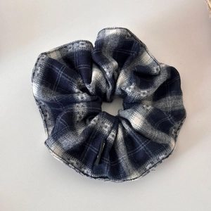 Vue détaillée du chouchou géant vintage à carreaux bleus et blancs avec étiquette