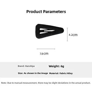Vue détaillée d'une pince à cheveux grise à motif chevrons avec dimensions de 7,8 cm