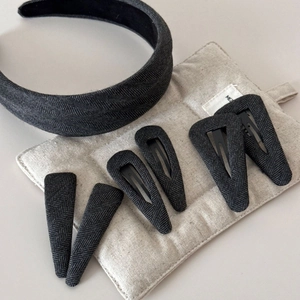 Détails des barrettes et du serre-tête rembourré en tissu à chevrons gris foncé
