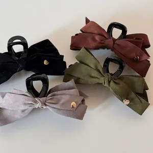 Große Samt Schleife Haarklammer Gold Herz Metall Dekor Eleganter Stoff Wildleder Finish Shark Clip Damen Haarschmuck