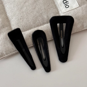 Set de trois barrettes à cheveux en velours noir incluant formes triangle et goutte d'eau