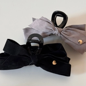 Details von Samt-Haarklammern in Schwarz und Grau mit goldener Herz-Applikation