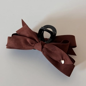Detailaufnahme der Samtschleife-Haarklammer mit einer kleinen silbernen Herz-Metallschnalle