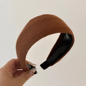Detailed view of brown knit headband showing thick woven texture and black non-slip teeth