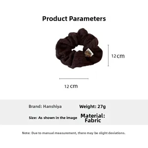 Vue détaillée du chouchou en tissu côtelé marron foncé avec diamètre de 12 cm