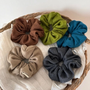 5-pack knitting wool scrunchies set in earthy tones with minimalist happiness tags