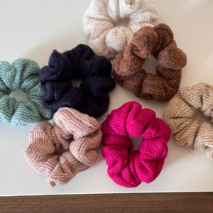Set di 7 elastici per capelli in maglia a colori autunnali tra cui panna e marrone