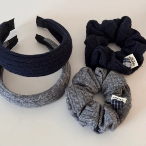 Détails de bandeaux tricotés torsadés et élastiques avec cœur en bleu marine et gris