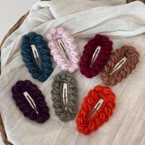 Set di fermagli per capelli fatti a mano all'uncinetto con motivi colorati per donna e bambina