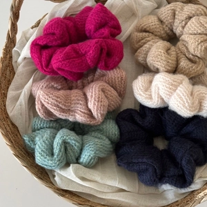 Set di 6 elastici per capelli in maglia colorata in un cesto con texture morbida