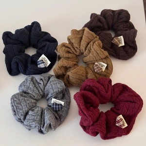 Lot de 5 chouchous en tricot torsadé aux tons terreux avec petit charme coeur