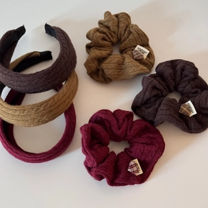 Texture détaillée en tricot torsadé du bandeau d'hiver et chouchous assortis aux tons d'automne