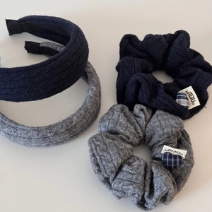 Ensemble serre-tête et chouchou en laine tricotée avec motif torsadé bleu et gris