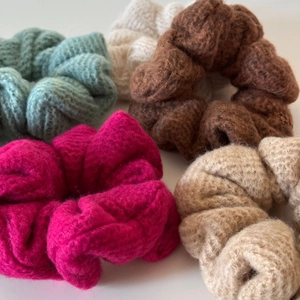 Primo piano di cinque elastici per capelli in maglia colorata con morbida trama in lana