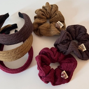 Vue à plat de serre-têtes et chouchous en tricot torsadé aux tons café, chameau et bordeaux