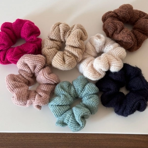 Dettaglio di 7 elastici per capelli in maglia in vari colori caldi e autunnali