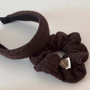 Détail du bandeau en maille marron café et du chouchou avec motif torsadé et charme de cœur